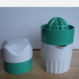 Vintage Hand Plastic Citrus Juicer w Pour Spout for Lemons 🍋 Limes 🍋‍🟩 Oranges 🍊